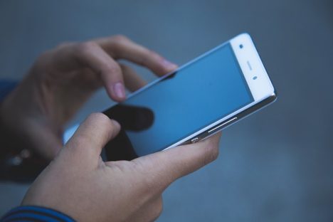 приложение, мобильный телефон, денежные переводы, Swedbank, мгновенные платежи