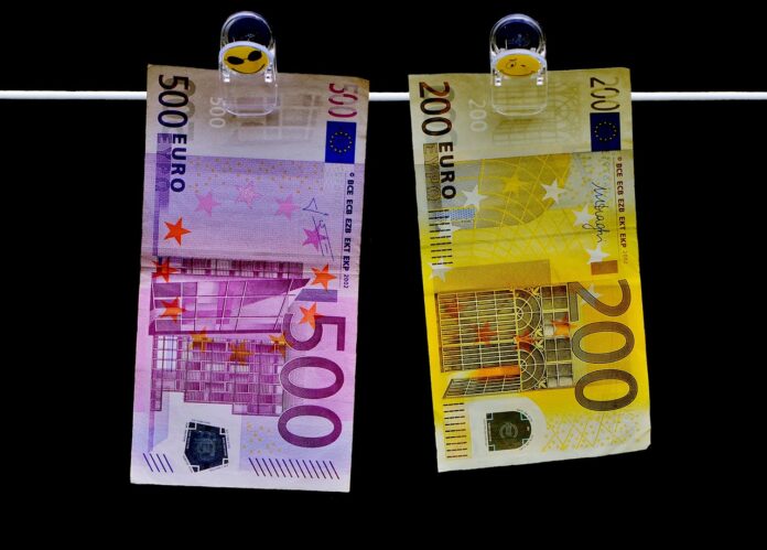 пенсионеры, инвалиды, пособие, 200 евро, господдержка