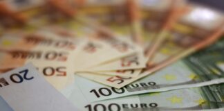 отмывание денег, Служба финансовой разведки, наличные деньги, банки, происхождение денег
