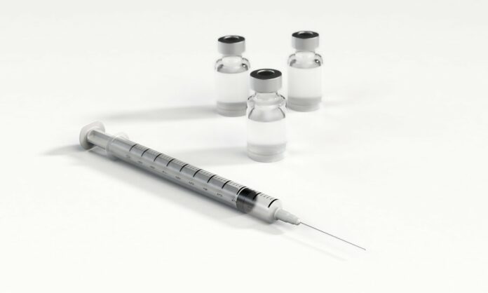 вакцина AstraZeneca, риски, вакцинация, тромбы, подозрения